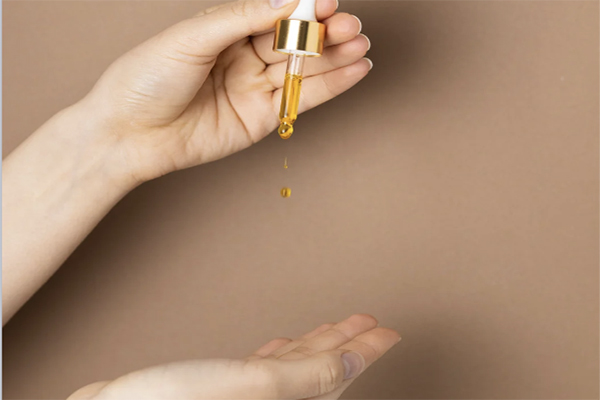 8 loại tinh dầu dưỡng hoàn hảo cho làn da khô và thiếu sức sống