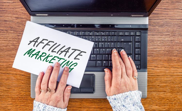 Áp dụng Affiliate Marketing mang lại nhiều lợi ích, đặc biệt là cho người tiêu dùng và người kinh doanh.